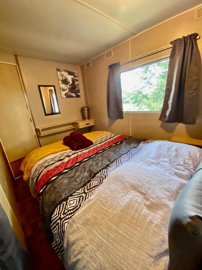 Mobilhome sous chalet en bois au calme à la ferme Josnes Esterno foto