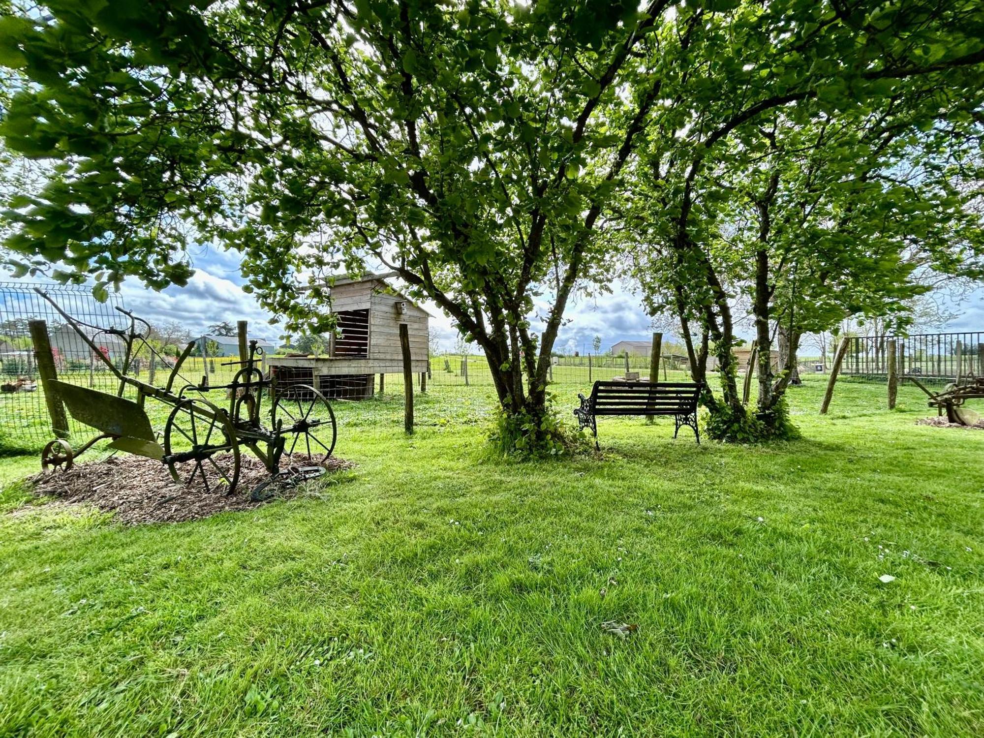 Mobilhome sous chalet en bois au calme à la ferme Josnes Esterno foto